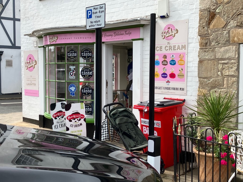 Lot: 41 - COMMERCIAL INVESTMENT WITH SHARE OF FREEHOLD - View of door entrance to shop